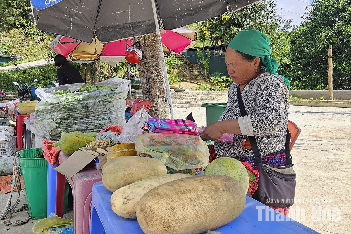 Những phụ nữ Mông ngược dốc mang nông sản lên cổng trời