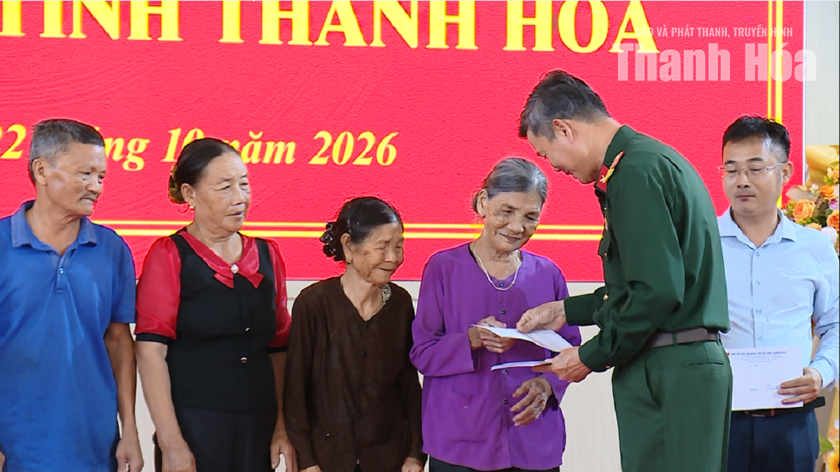 Trao quà tri ân thân nhân liệt sĩ tại xã Triệu Lộc