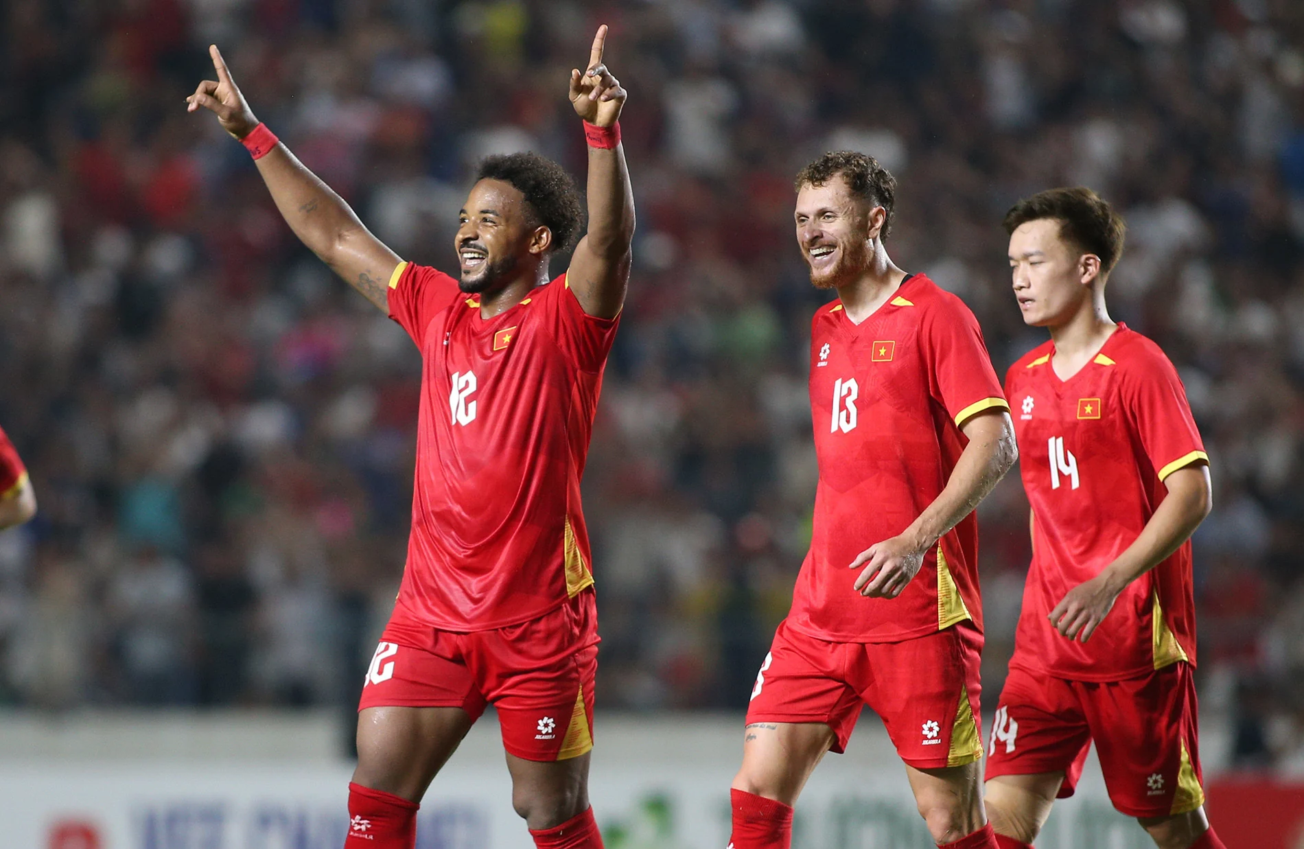 HLV Kim Sang-sik mong ngóng sự trở lại của Xuân Son; Arsenal phả hơi nóng vào Man City