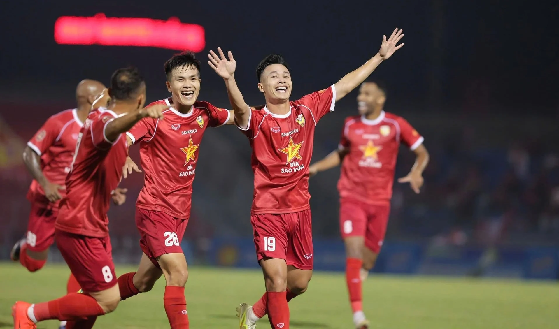 HLV Kim Sang-sik mong ngóng sự trở lại của Xuân Son; Arsenal phả hơi nóng vào Man City