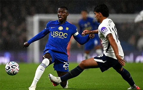 HLV Kim Sang-sik mong ngóng sự trở lại của Xuân Son; Arsenal phả hơi nóng vào Man City