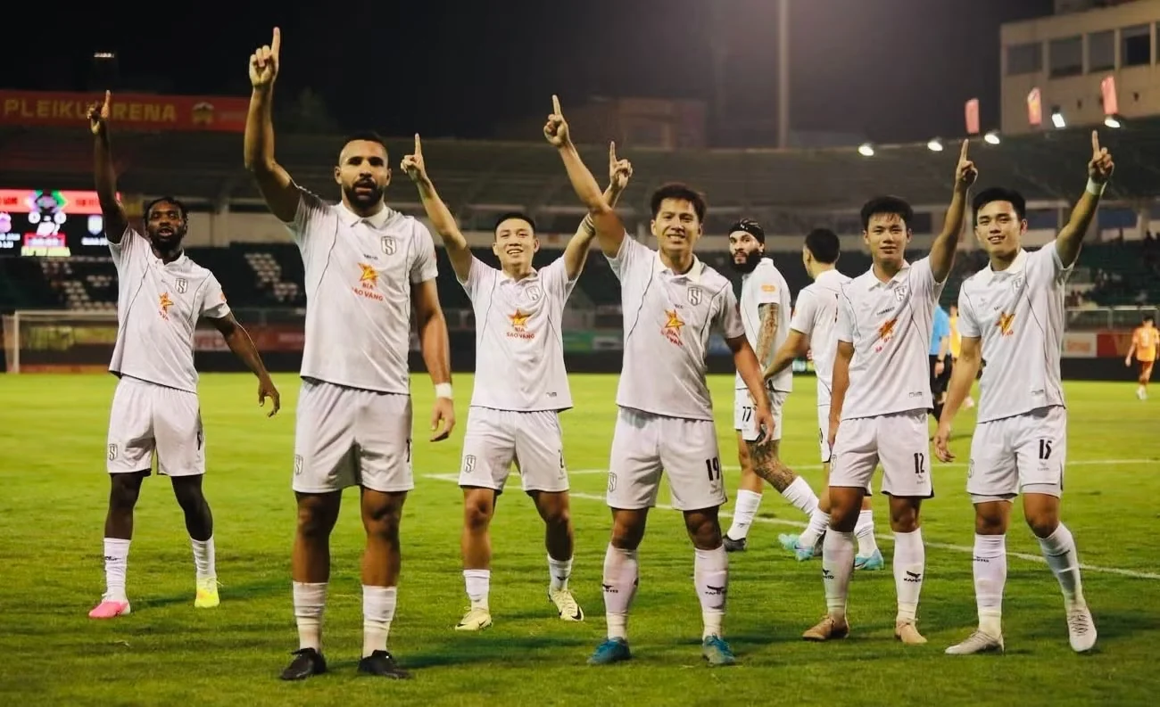 SLNA lên đỉnh bảng V.League sau 4 năm; HLV Vincent Kompany bất ngờ ngã quỵ trên sân tập