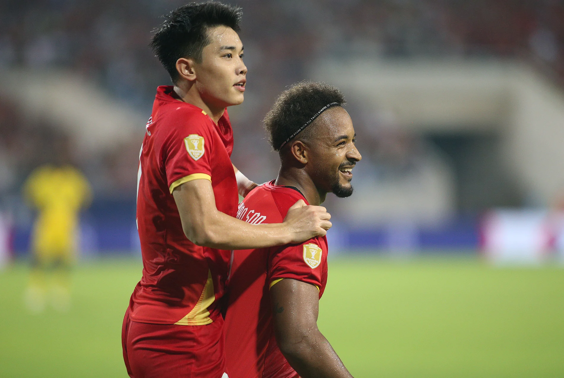 SLNA lên đỉnh bảng V.League sau 4 năm; HLV Vincent Kompany bất ngờ ngã quỵ trên sân tập
