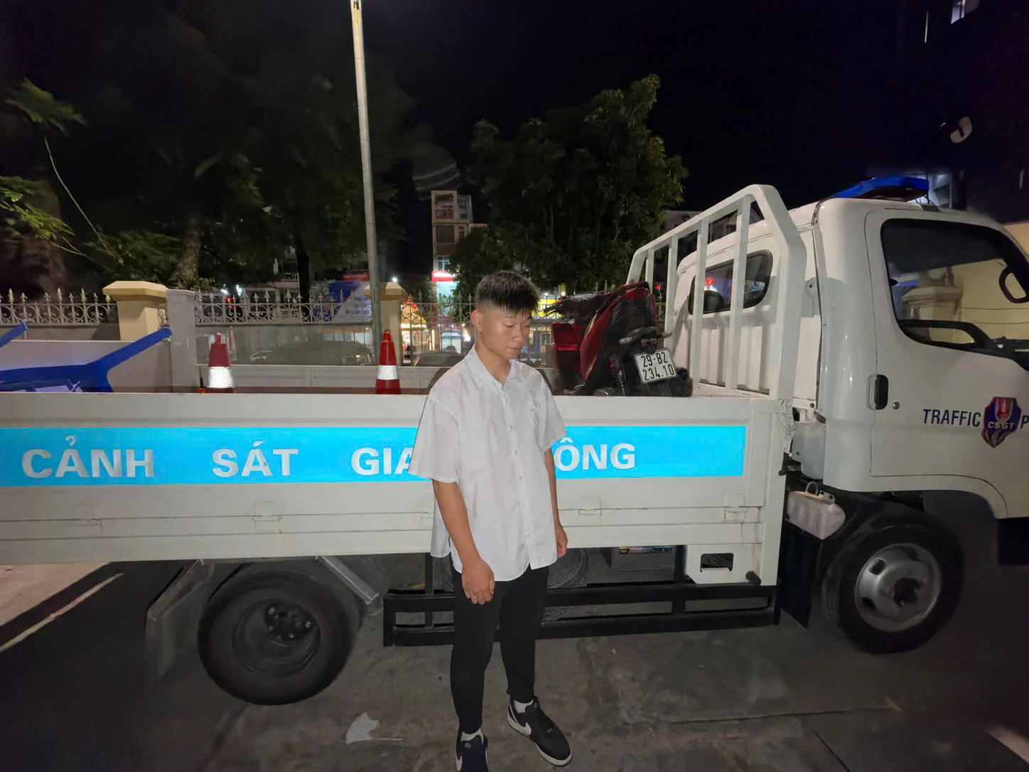 Tịch thu phương tiện của nam thanh niên đi xe máy bốc đầu
