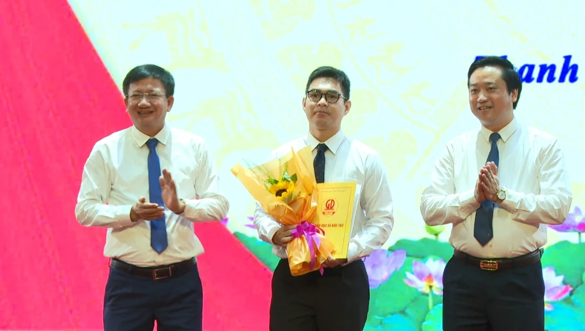 Cựu học sinh từng giành huy chương Olympic Sinh học quốc tế trở về trường cũ làm thầy giáo