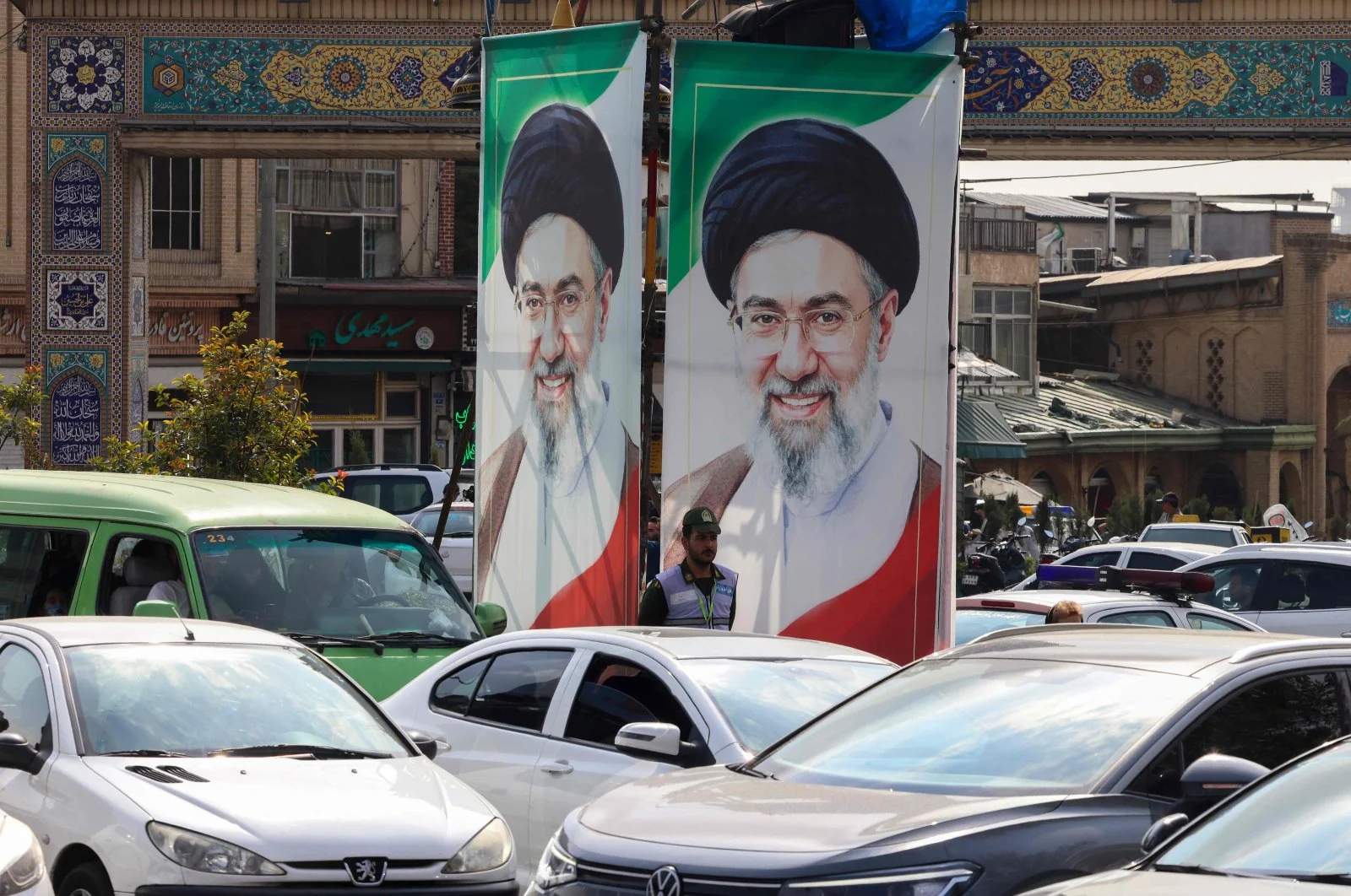 Cuộc gặp hiếm hoi của Lãnh tụ Tối cao Iran với Chủ tịch Quốc hội
