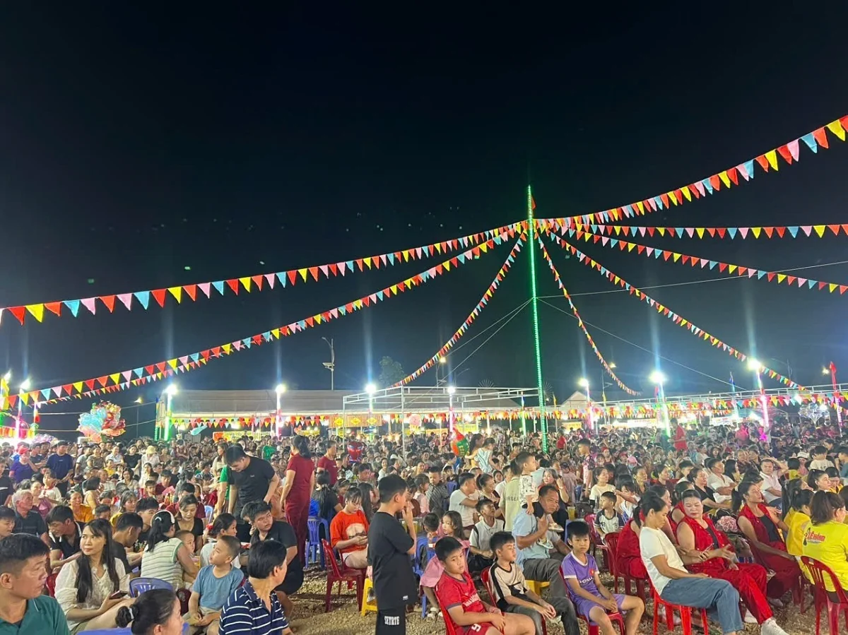 Gần 6.000 lượt khách đổ về Sao Mai Central Point trong đêm khai trương Hội chợ lô tô