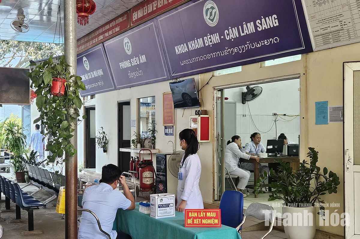 Người dân Lào vượt núi sang Mường Lát khám, chữa bệnh