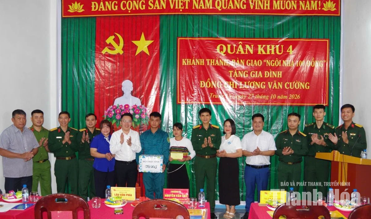 Bàn giao “Ngôi nhà 100 đồng” cho tiểu đội trưởng có hoàn cảnh khó khăn