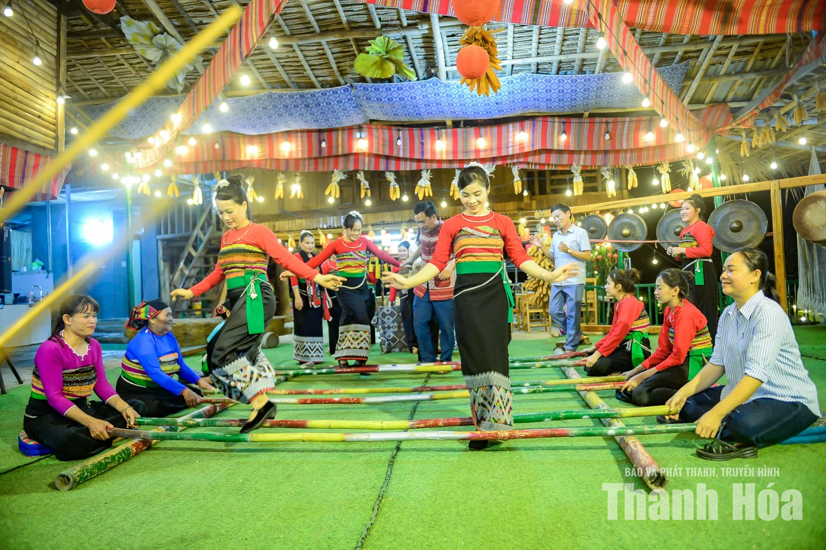 Nếp nhà sàn giữ hồn bản Thái nơi miền Tây xứ Thanh
