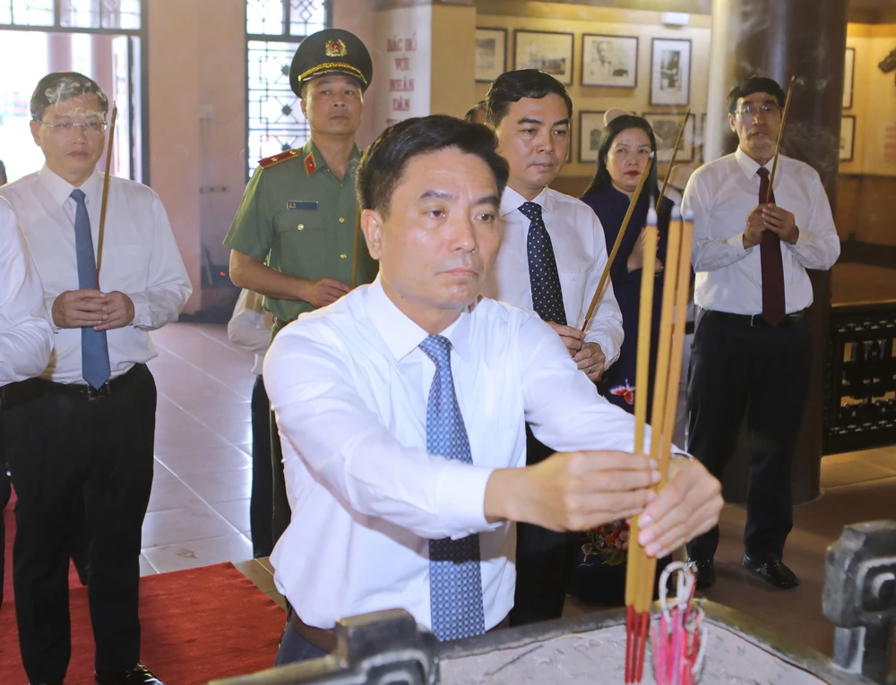 Đoàn đại biểu tỉnh Thanh Hóa dâng hương tưởng niệm Chủ tịch Hồ Chí Minh, Mẹ Việt Nam Anh hùng và các Anh hùng liệt sĩ trước thềm Đại hội Đảng bộ tỉnh lần thứ XX