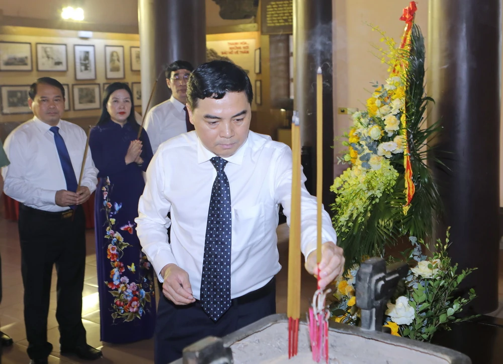 Đoàn đại biểu tỉnh Thanh Hóa dâng hương tưởng niệm Chủ tịch Hồ Chí Minh, Mẹ Việt Nam Anh hùng và các Anh hùng liệt sĩ trước thềm Đại hội Đảng bộ tỉnh lần thứ XX