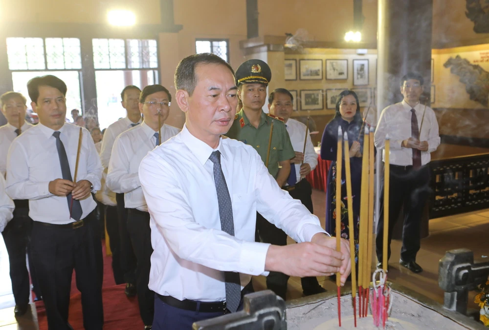 Đoàn đại biểu tỉnh Thanh Hóa dâng hương tưởng niệm Chủ tịch Hồ Chí Minh, Mẹ Việt Nam Anh hùng và các Anh hùng liệt sĩ trước thềm Đại hội Đảng bộ tỉnh lần thứ XX