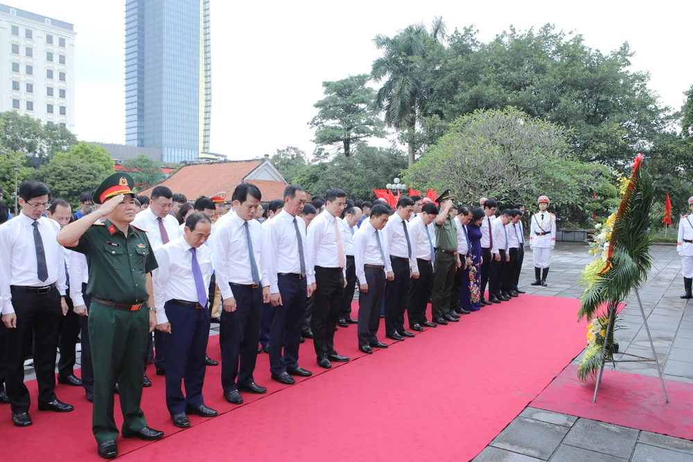 Đoàn đại biểu tỉnh Thanh Hóa dâng hương tưởng niệm Chủ tịch Hồ Chí Minh, Mẹ Việt Nam Anh hùng và các Anh hùng liệt sĩ trước thềm Đại hội Đảng bộ tỉnh lần thứ XX