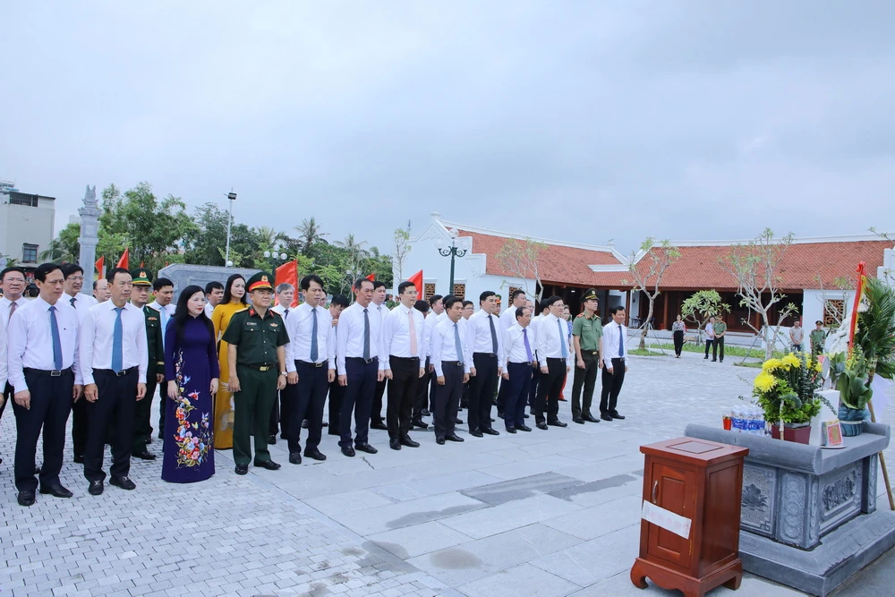 Đoàn đại biểu tỉnh Thanh Hóa dâng hương tưởng niệm Chủ tịch Hồ Chí Minh, Mẹ Việt Nam Anh hùng và các Anh hùng liệt sĩ trước thềm Đại hội Đảng bộ tỉnh lần thứ XX
