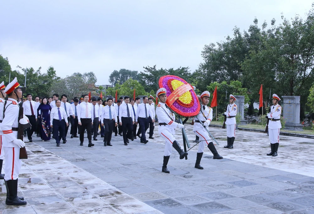 Đoàn đại biểu tỉnh Thanh Hóa dâng hương tưởng niệm Chủ tịch Hồ Chí Minh, Mẹ Việt Nam Anh hùng và các Anh hùng liệt sĩ trước thềm Đại hội Đảng bộ tỉnh lần thứ XX