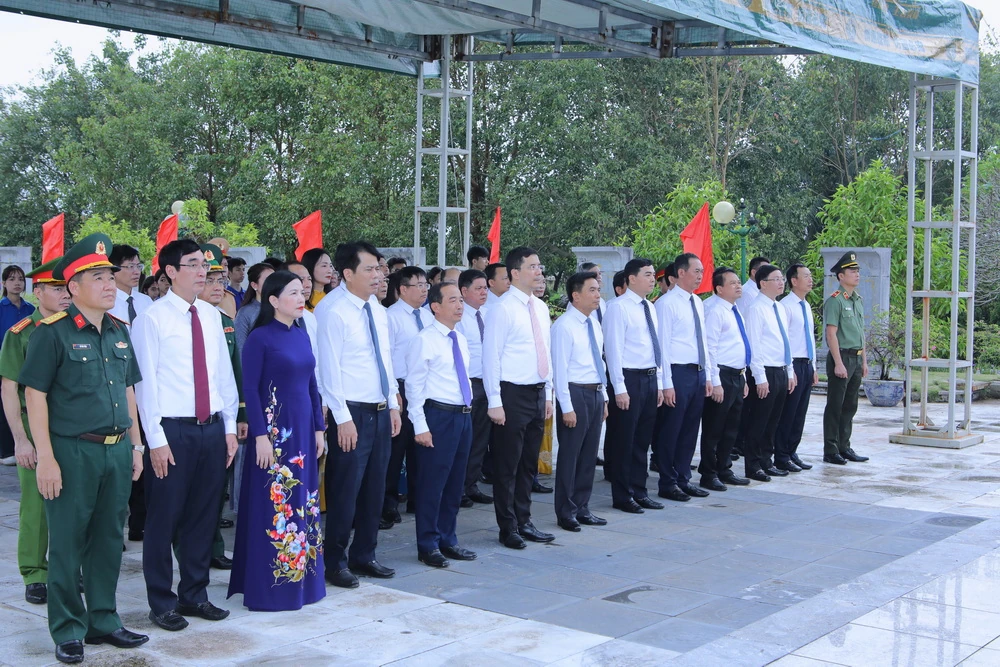 Đoàn đại biểu tỉnh Thanh Hóa dâng hương tưởng niệm Chủ tịch Hồ Chí Minh, Mẹ Việt Nam Anh hùng và các Anh hùng liệt sĩ trước thềm Đại hội Đảng bộ tỉnh lần thứ XX