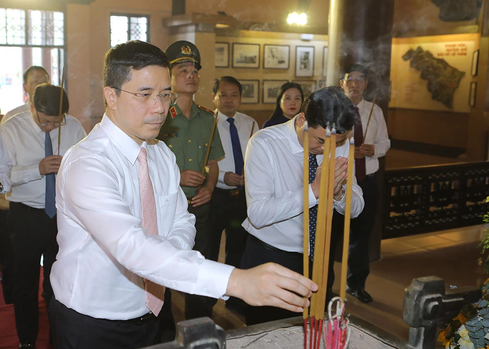 Đoàn đại biểu tỉnh Thanh Hóa dâng hương tưởng niệm Chủ tịch Hồ Chí Minh, Mẹ Việt Nam Anh hùng và các Anh hùng liệt sĩ trước thềm Đại hội Đảng bộ tỉnh lần thứ XX