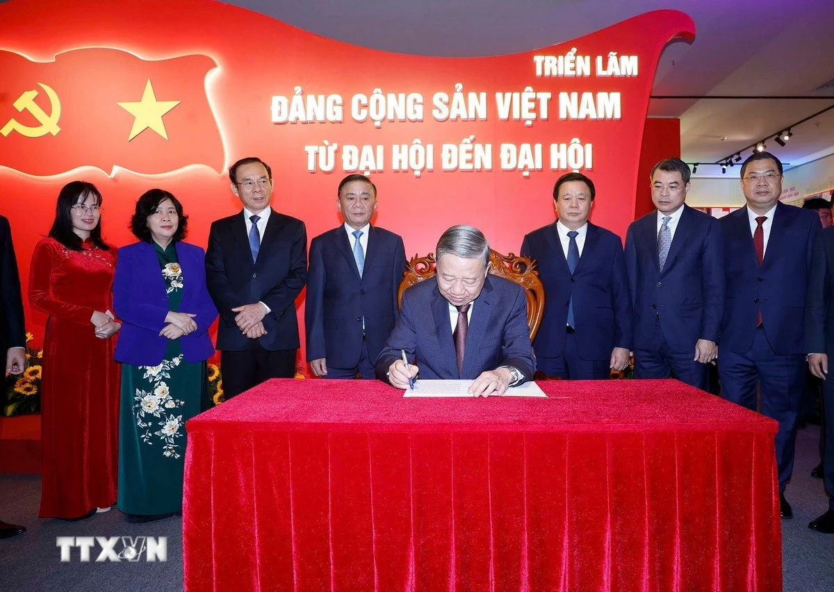 Tổng Bí thư dự khai mạc triển lãm “Đảng Cộng sản Việt Nam - Từ Đại hội đến Đại hội”