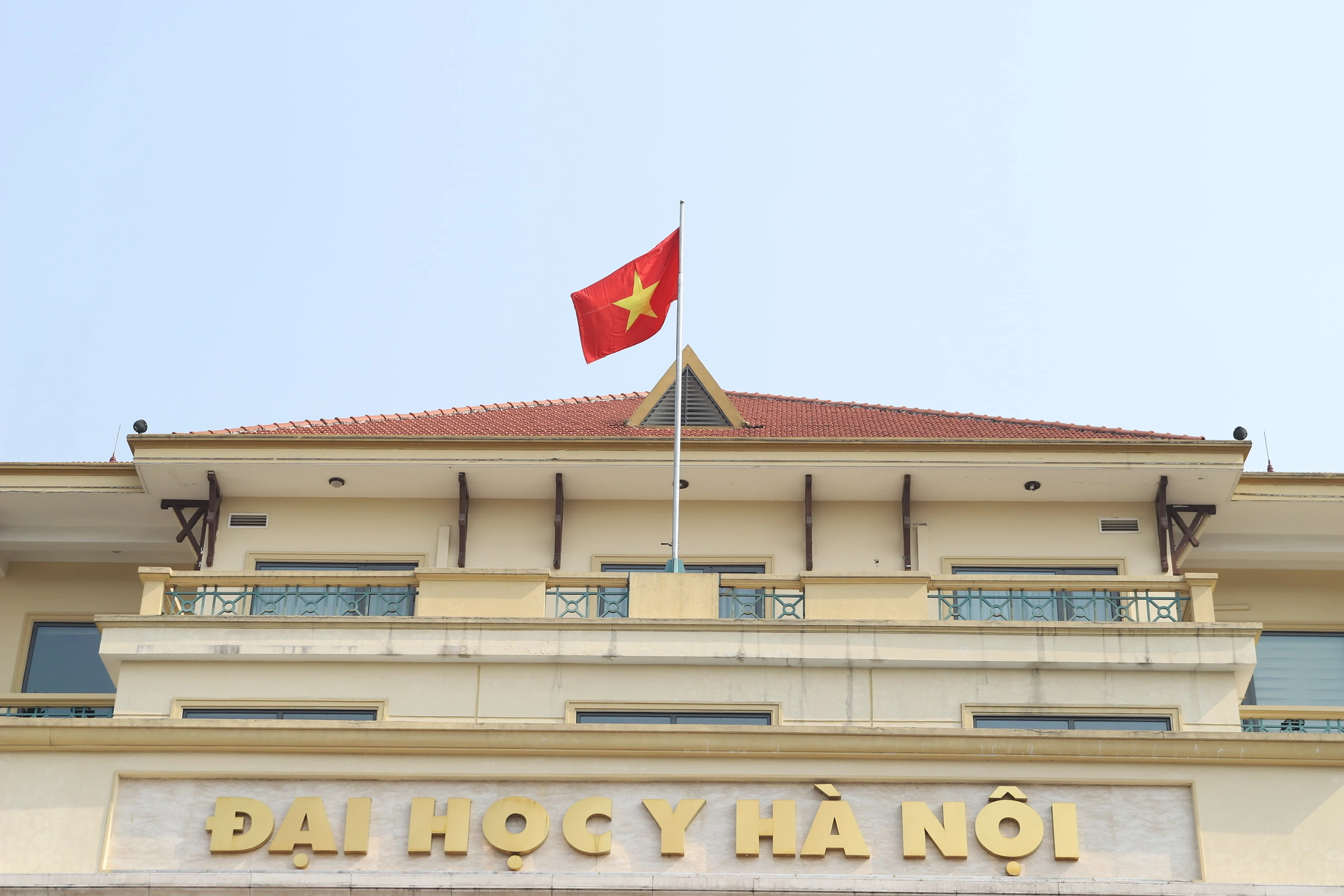 Hà Nội rực rỡ sắc đỏ cờ Đảng, cờ Tổ quốc chào mừng Đại hội XIV