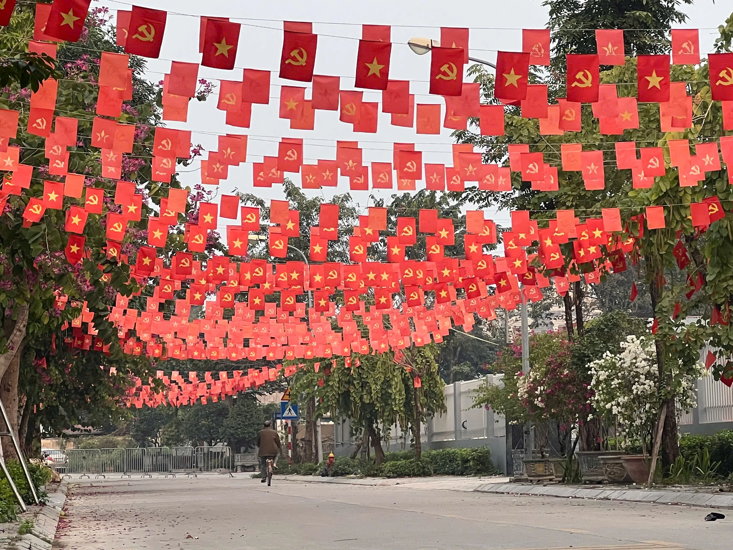 Hà Nội rực rỡ sắc đỏ cờ Đảng, cờ Tổ quốc chào mừng Đại hội XIV