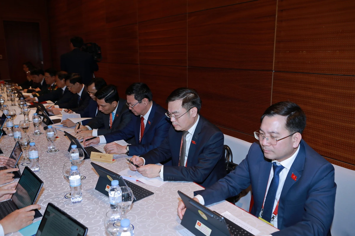 Hình ảnh Đoàn đại biểu Đảng bộ tỉnh Thanh Hóa tại phiên khai mạc Đại hội XIV của Đảng