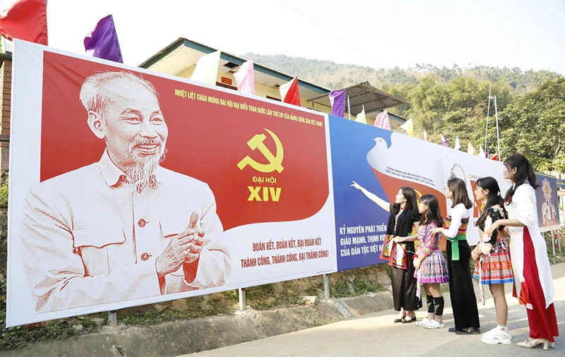 Đồng bào vùng cao hướng về đại hội