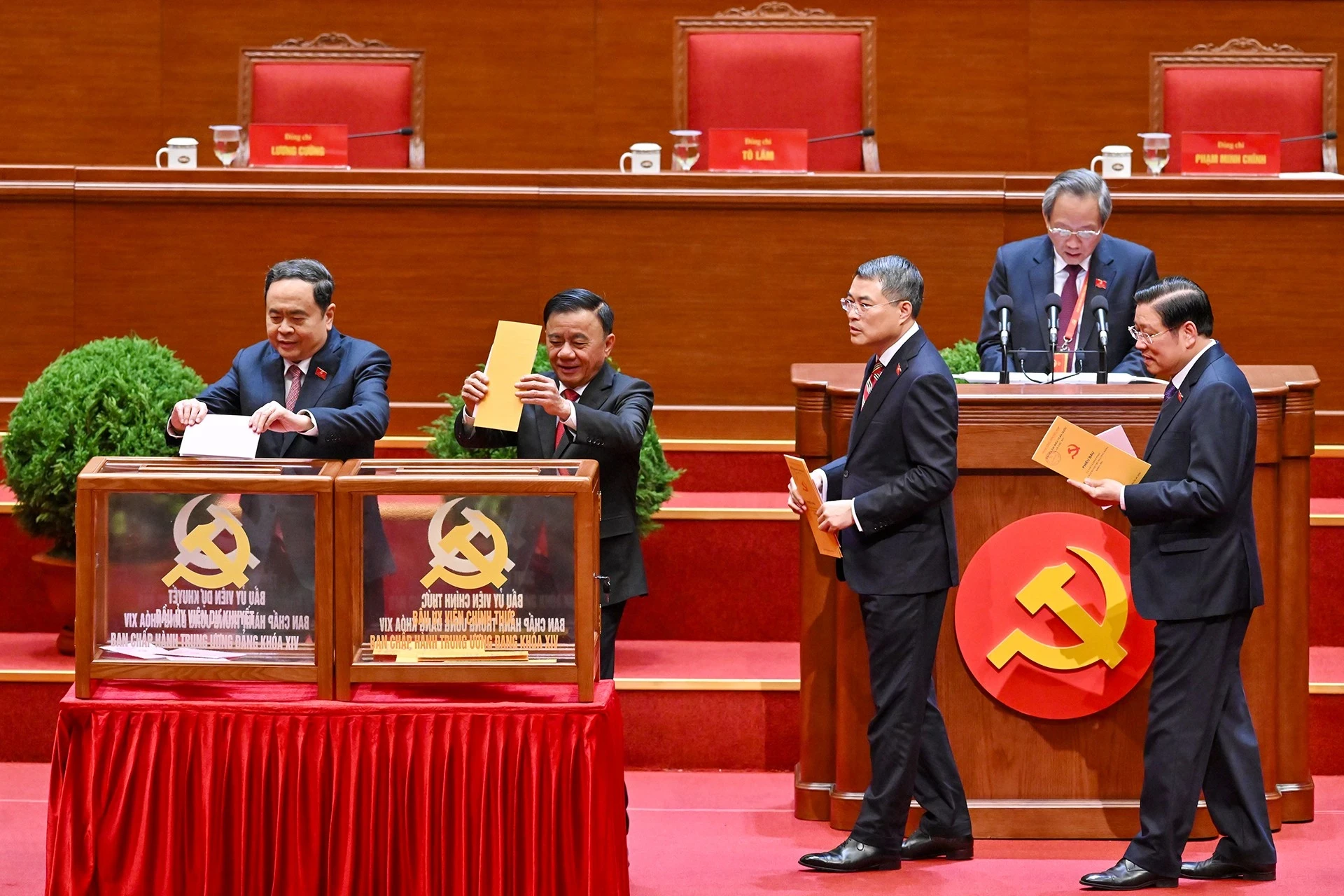 Bỏ phiếu bầu Ban Chấp hành Trung ương Đảng khóa XIV