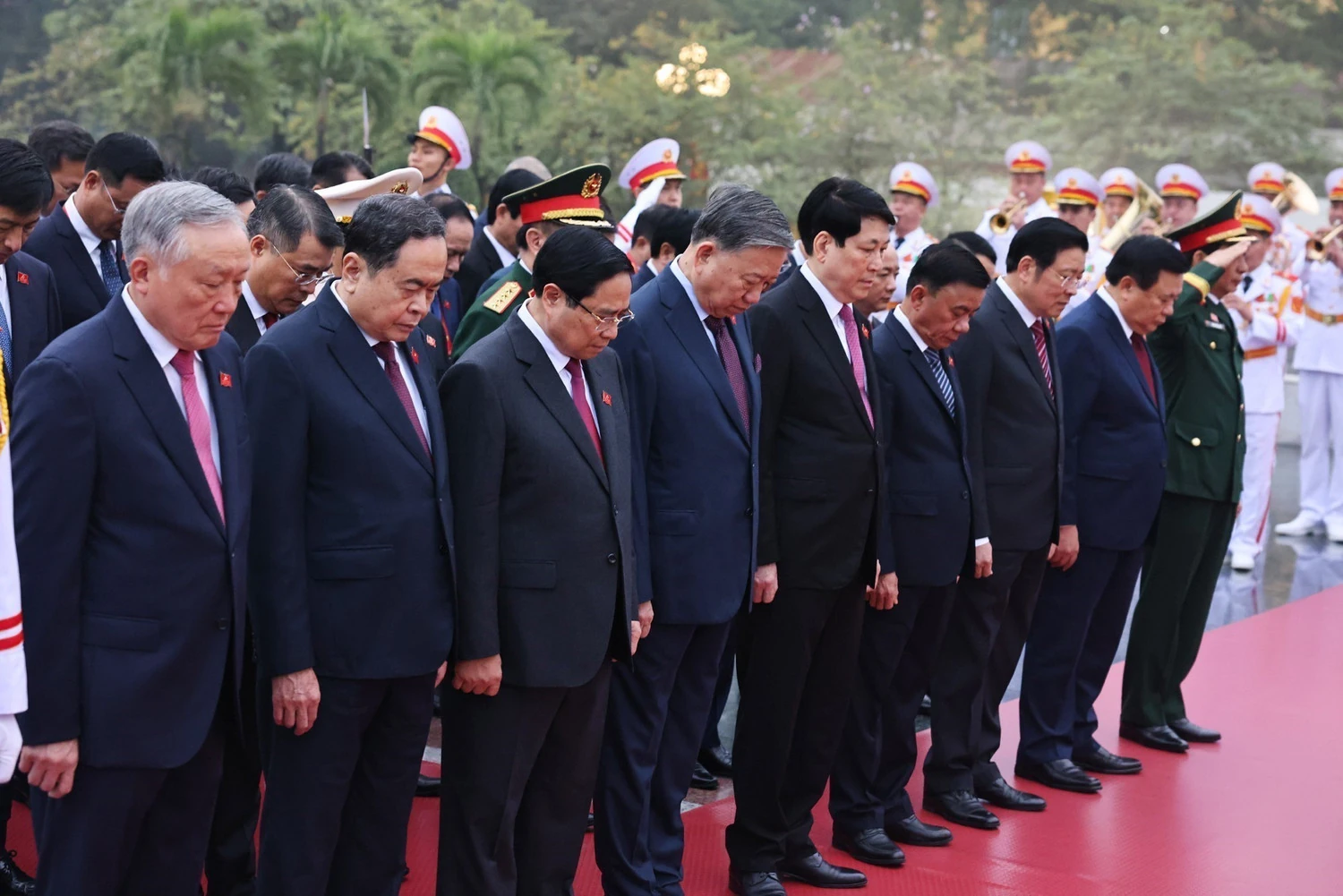 Các đại biểu dự Đại hội XIV vào Lăng viếng Chủ tịch Hồ Chí Minh, đặt hoa tại Đài tưởng niệm các Anh hùng liệt sĩ