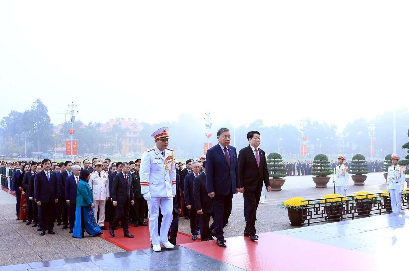 Các đại biểu dự Đại hội XIV vào Lăng viếng Chủ tịch Hồ Chí Minh, đặt hoa tại Đài tưởng niệm các Anh hùng liệt sĩ