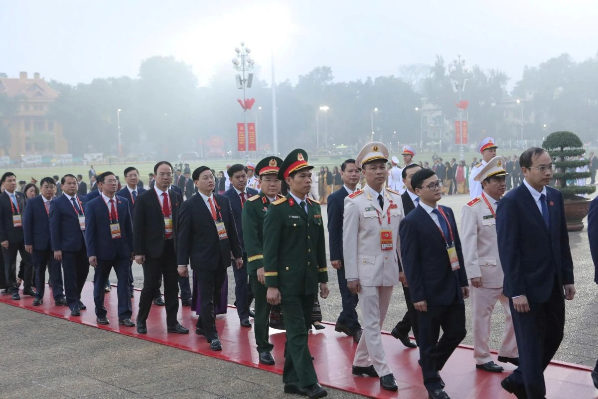 Các đại biểu dự Đại hội XIV vào Lăng viếng Chủ tịch Hồ Chí Minh, đặt hoa tại Đài tưởng niệm các Anh hùng liệt sĩ