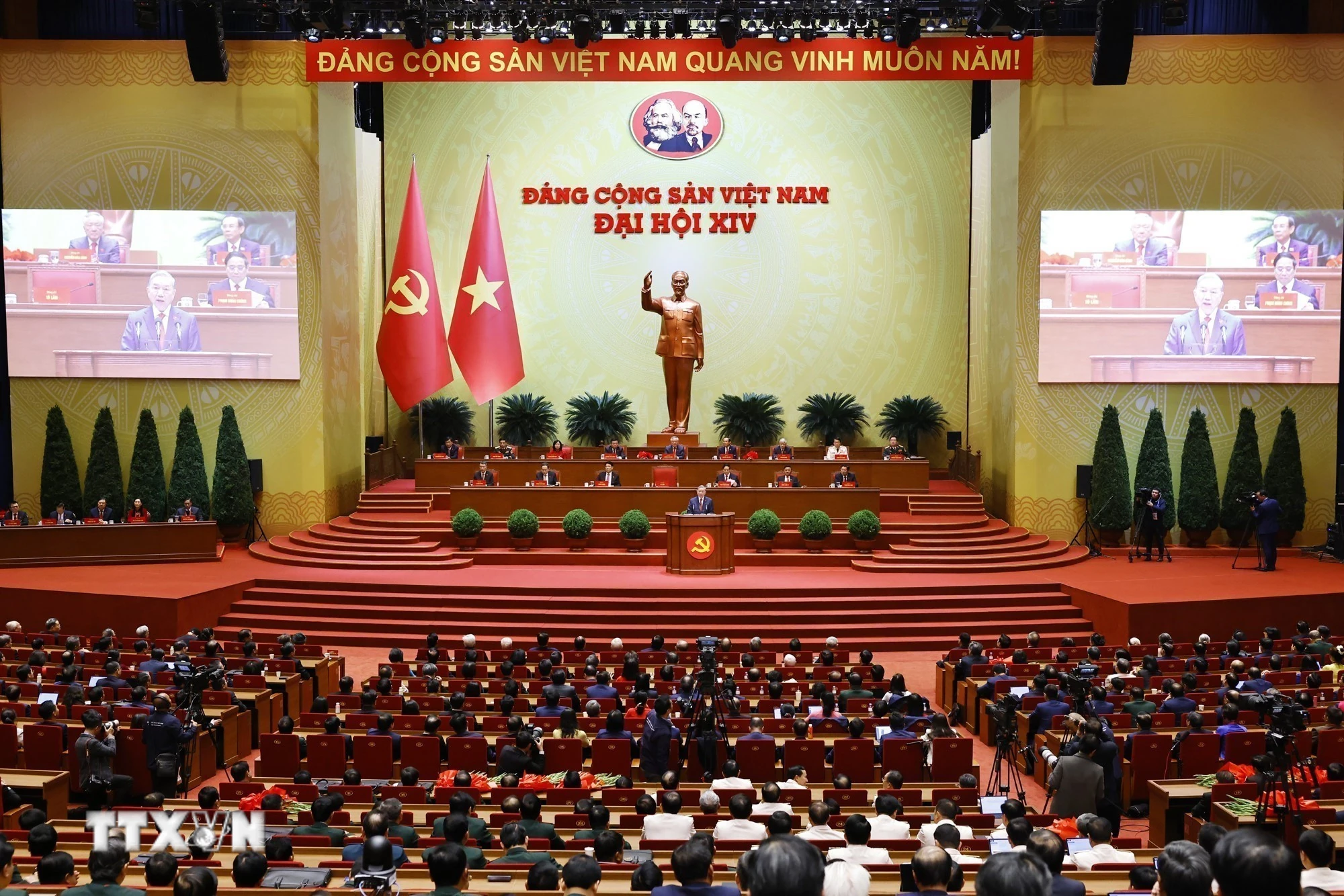 Thông qua Nghị quyết Đại hội đại biểu toàn quốc lần thứ XIV của Đảng