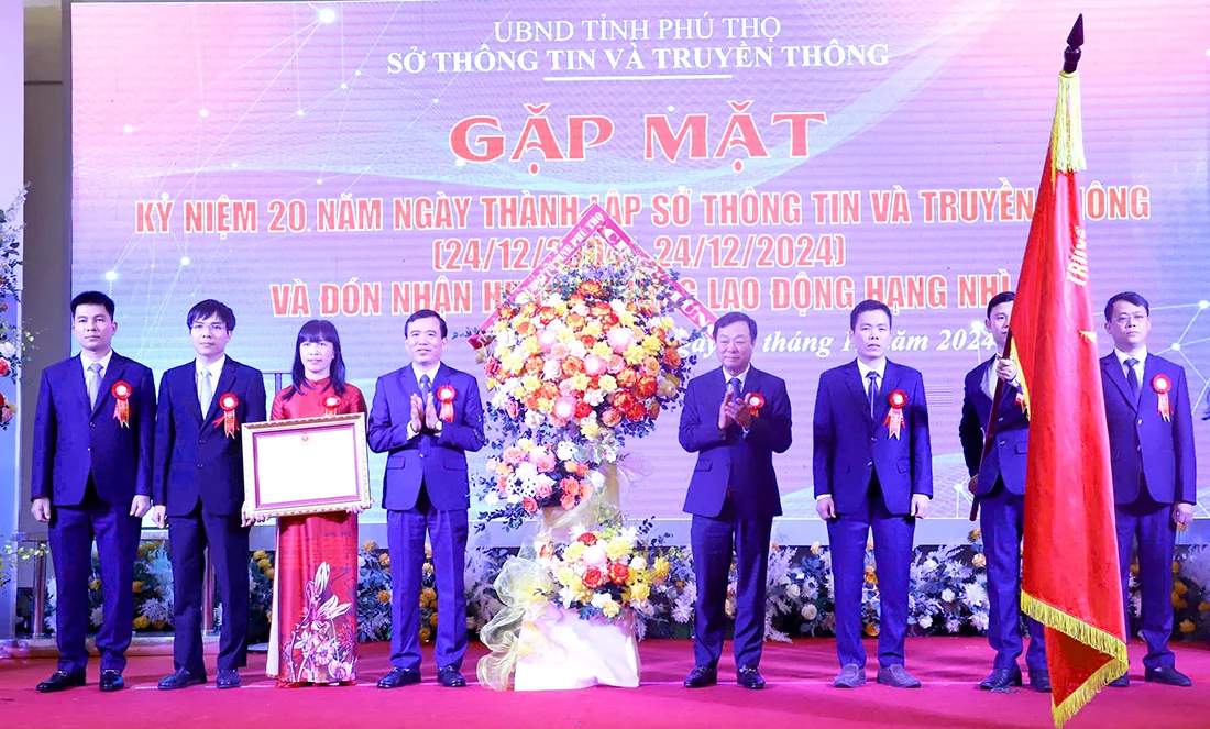 Provincial Department of Information and Communications: Receiving the Second-Class Labor Medal and meeting to celebrate the 20th anniversary of its establishment