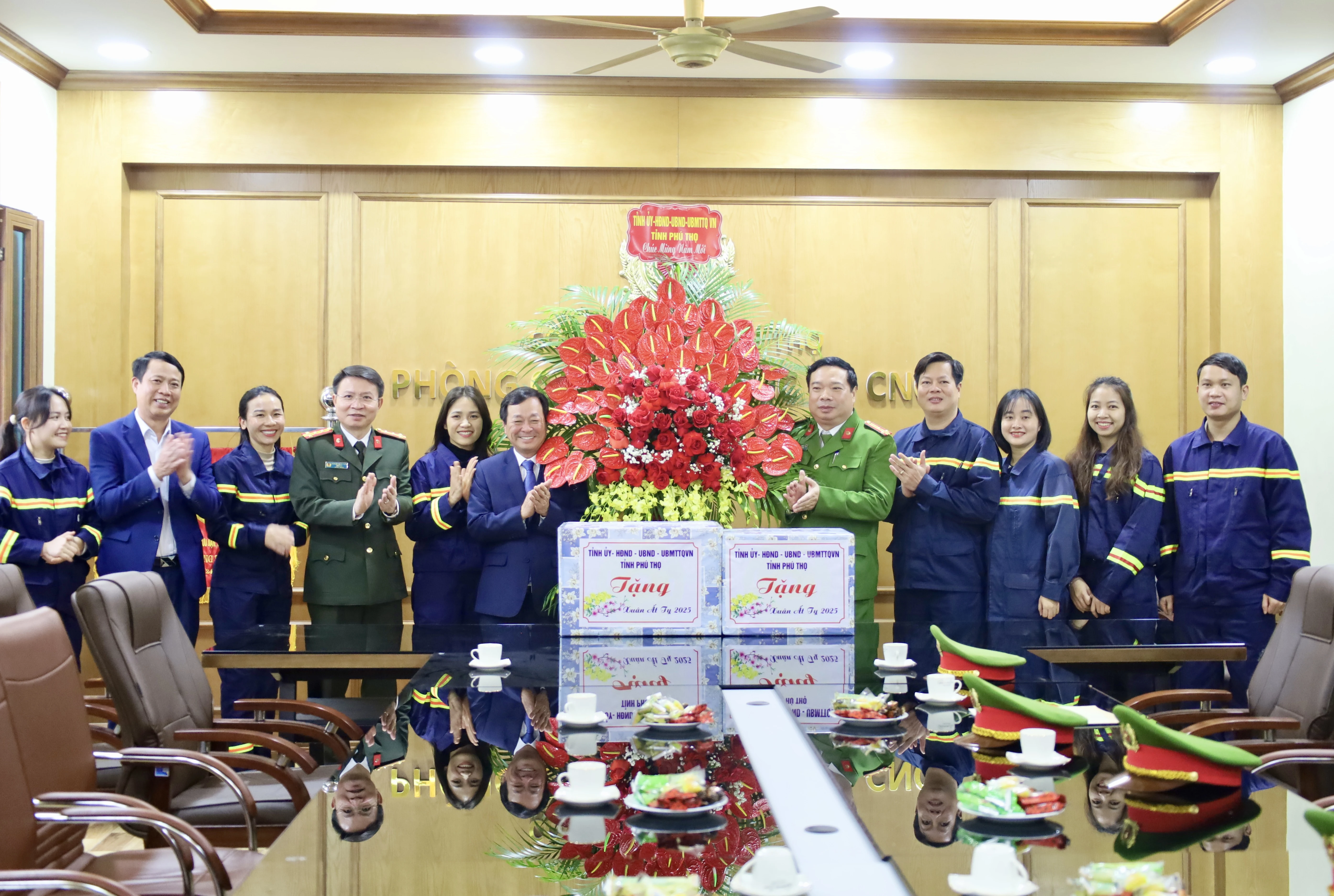 Chairman of the Provincial Peoples Committee Bui Van Quang extends New Year wishes to the provincial police force