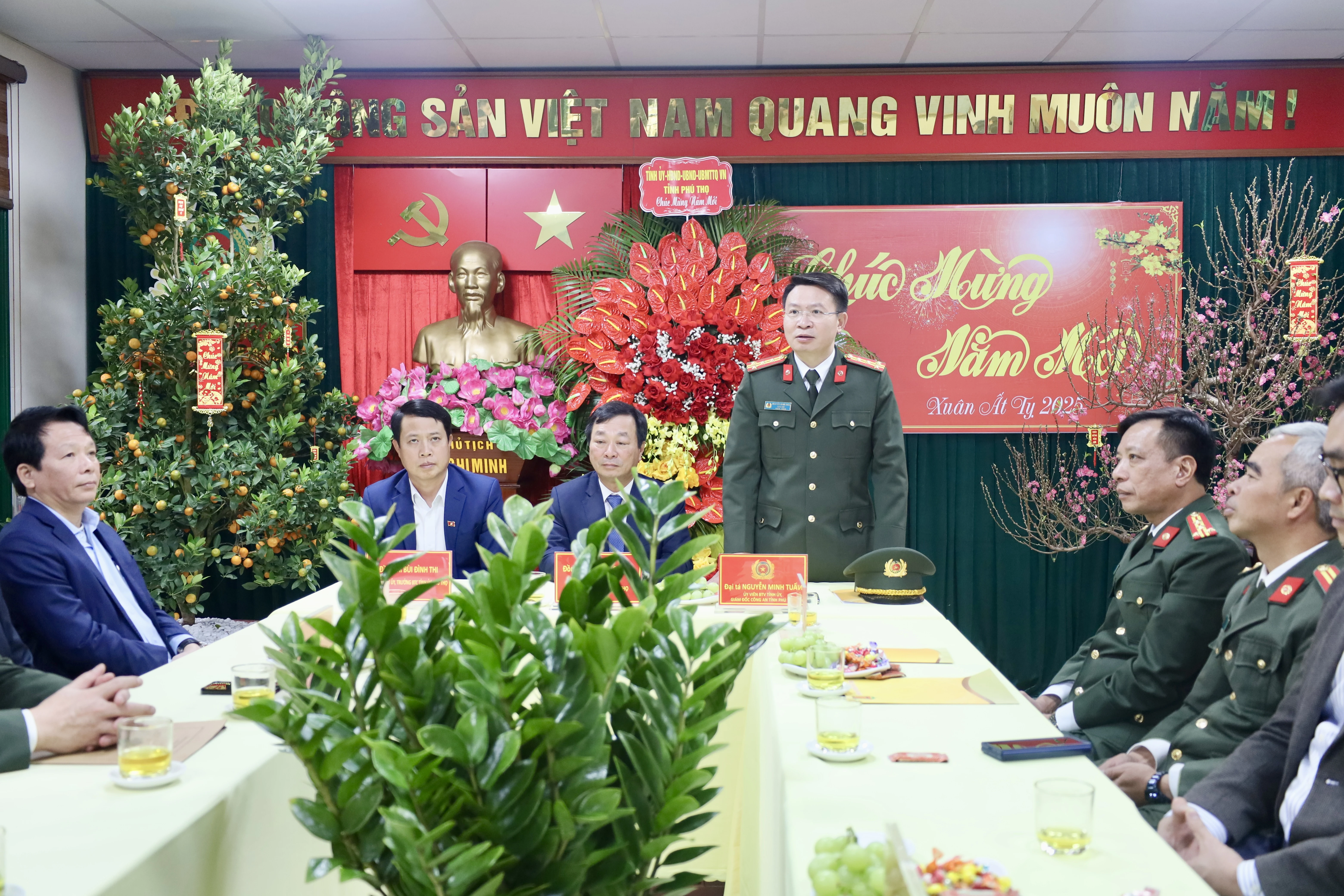 Chairman of the Provincial Peoples Committee Bui Van Quang extends New Year wishes to the provincial police force