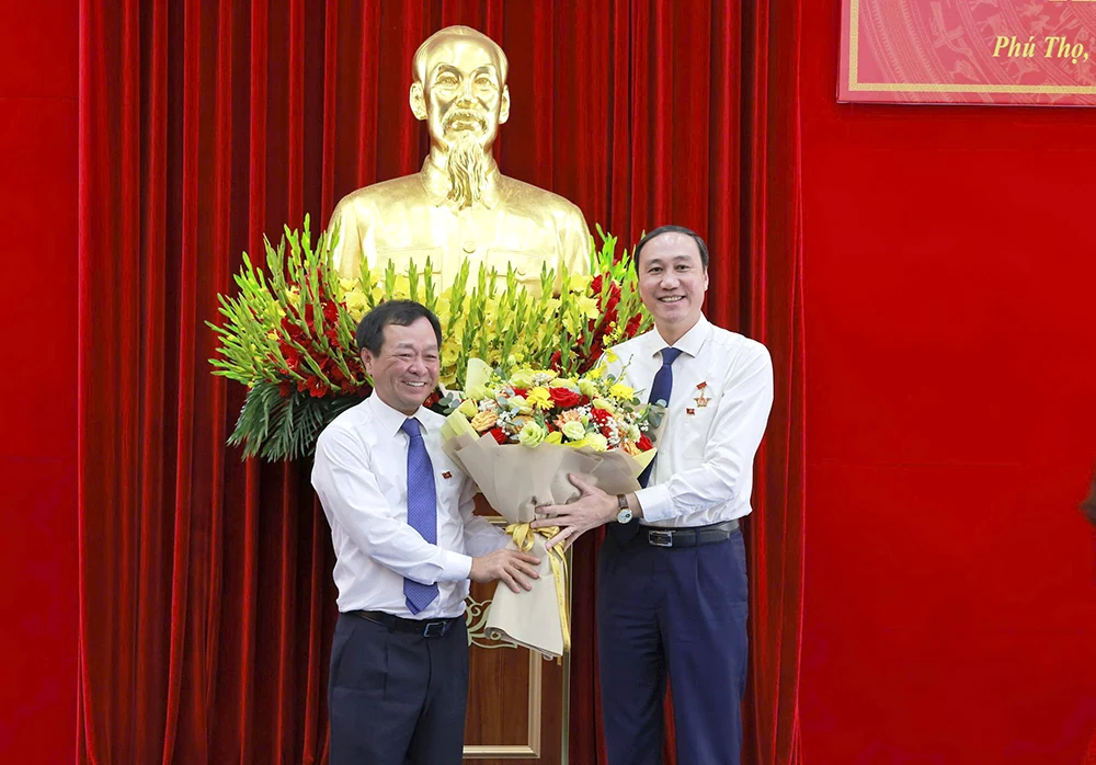 Phu Tho holds farewell ceremony for party officials changing positions or retiring