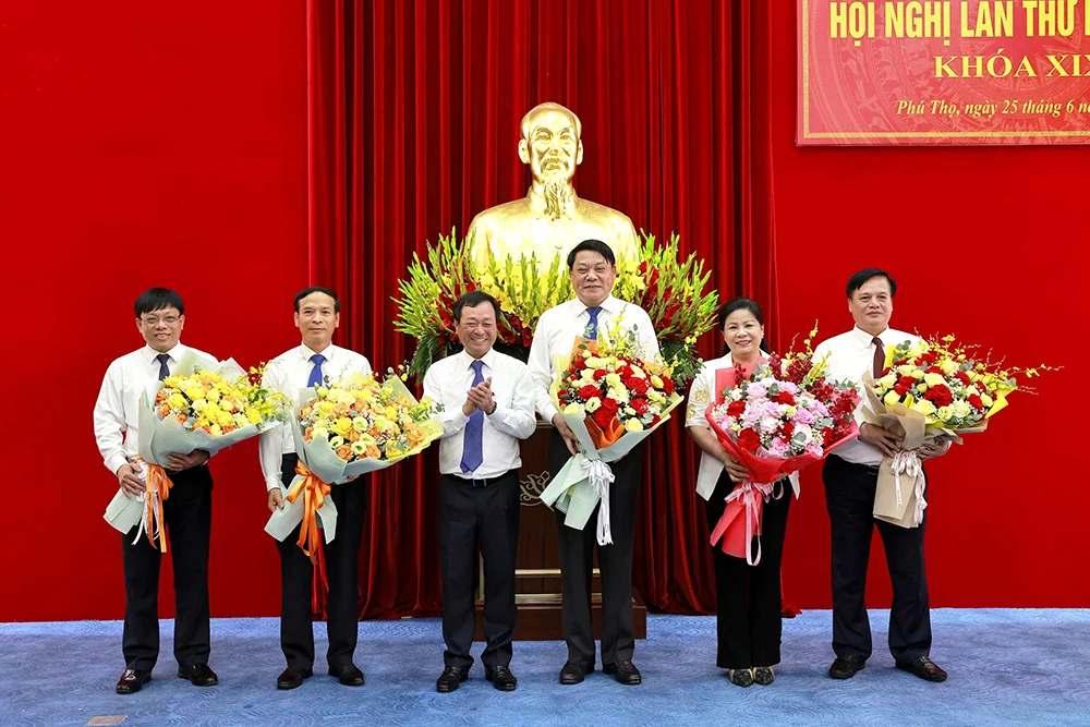 Phu Tho holds farewell ceremony for party officials changing positions or retiring