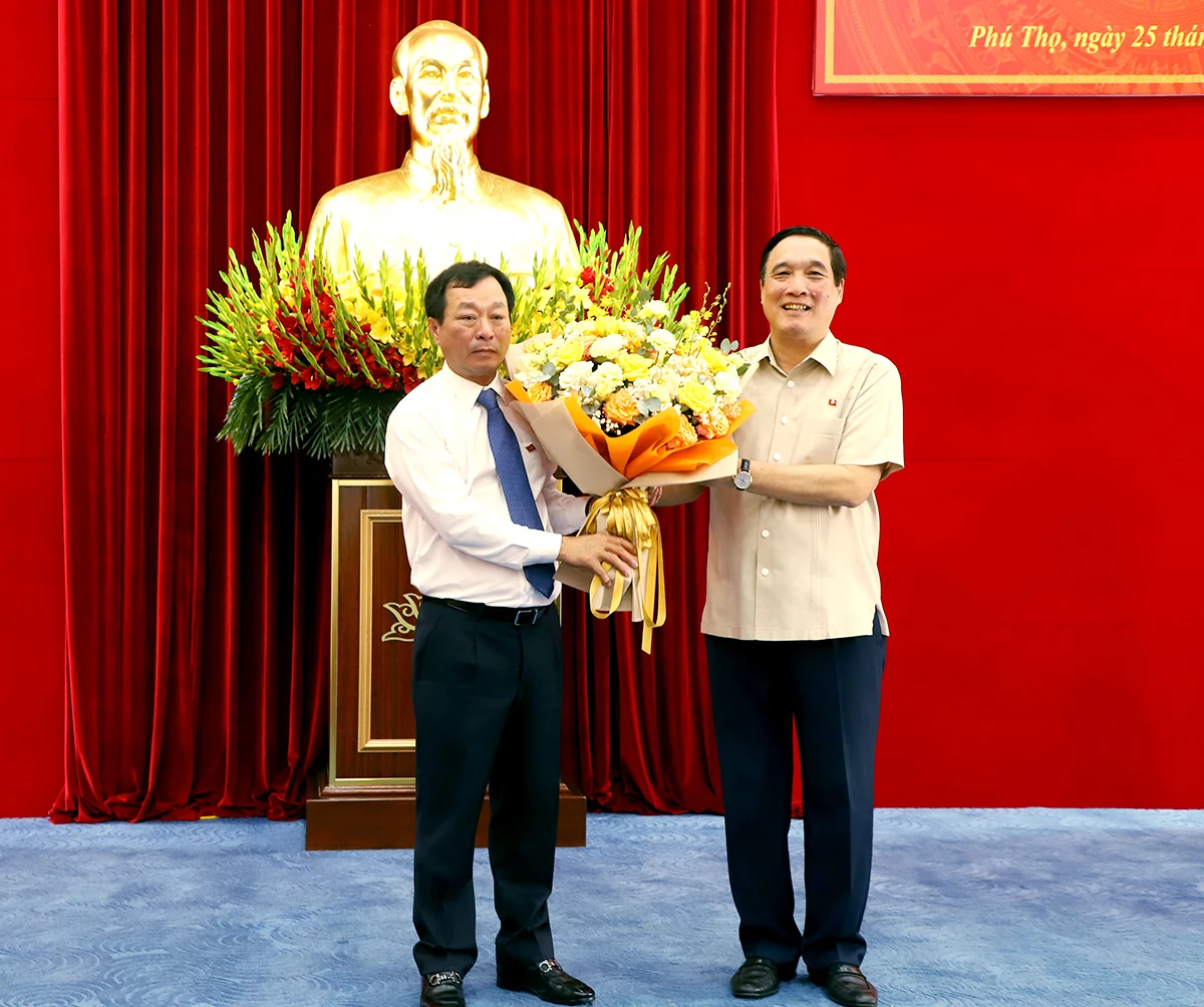 Phu Tho holds farewell ceremony for party officials changing positions or retiring