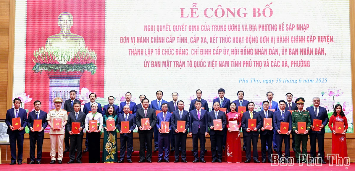 Ceremony announcing resolutions and decisions of the central and local governments on merging administrative units in Phu Tho province