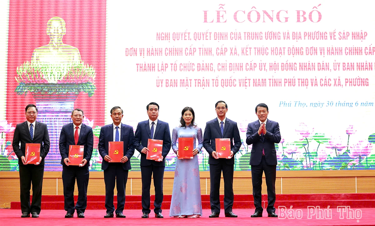 Ceremony announcing resolutions and decisions of the central and local governments on merging administrative units in Phu Tho province