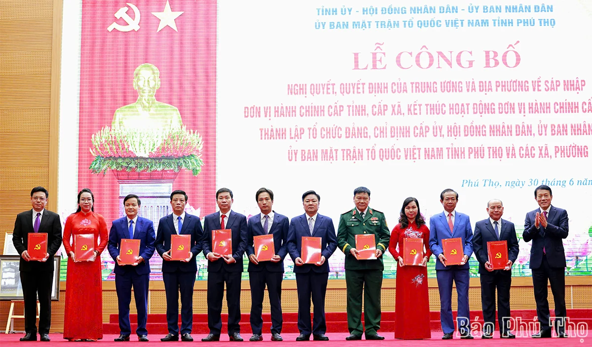 Ceremony announcing resolutions and decisions of the central and local governments on merging administrative units in Phu Tho province