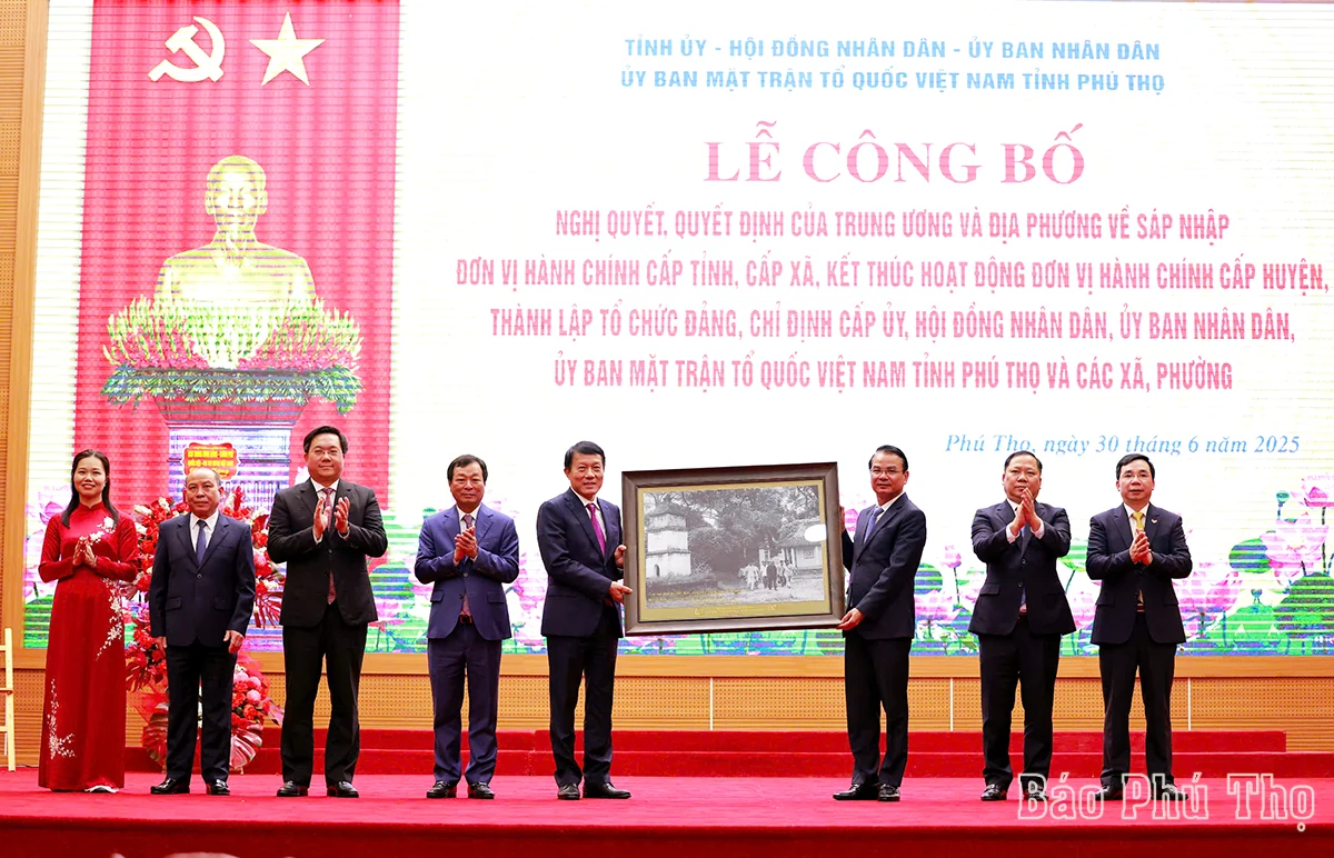 Ceremony announcing resolutions and decisions of the central and local governments on merging administrative units in Phu Tho province