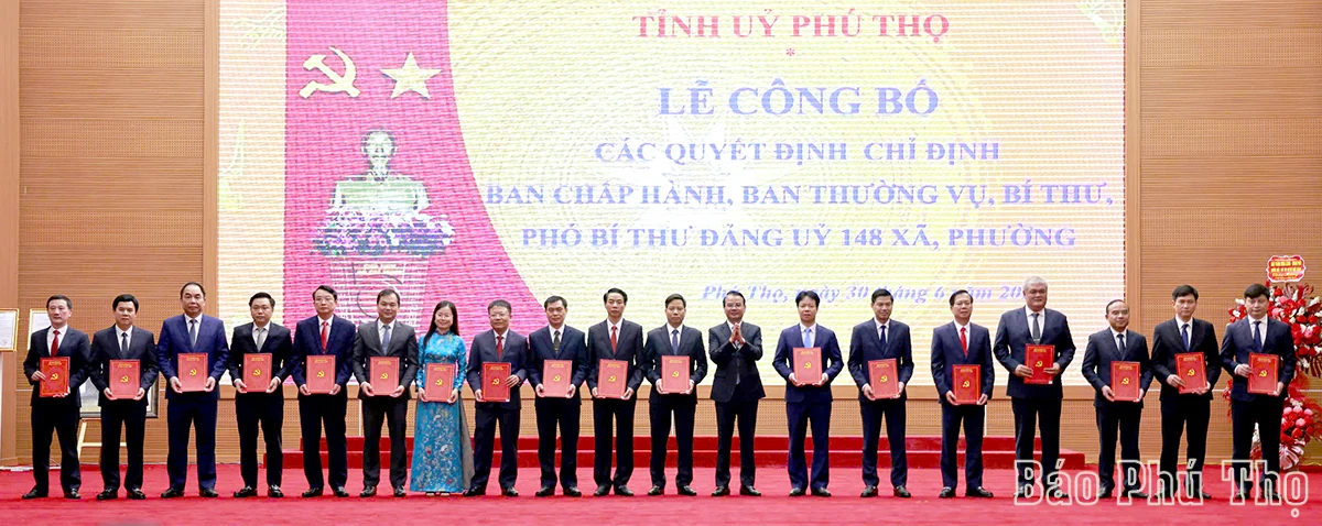 Ceremony announcing resolutions and decisions of the central and local governments on merging administrative units in Phu Tho province