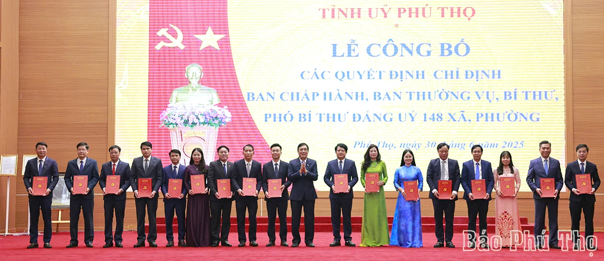 Ceremony announcing resolutions and decisions of the central and local governments on merging administrative units in Phu Tho province