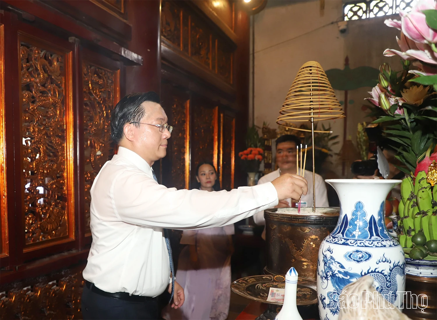 Delegation of the Provincial Party Committee offers incense in tribute to the Hung Kings