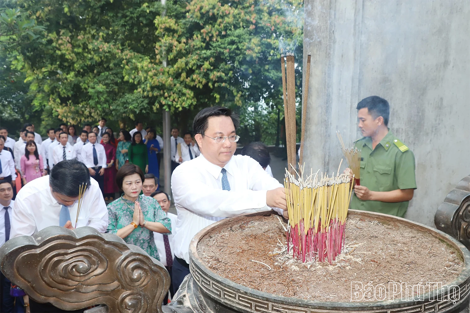 Delegation of the Provincial Party Committee offers incense in tribute to the Hung Kings