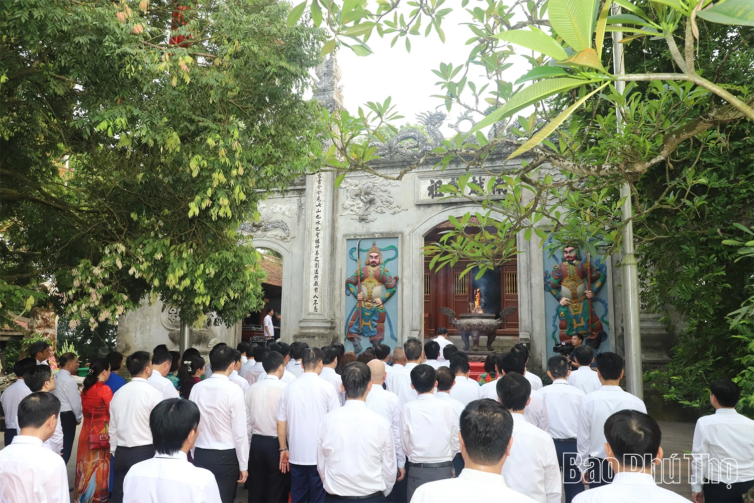 Delegation of the Provincial Party Committee offers incense in tribute to the Hung Kings