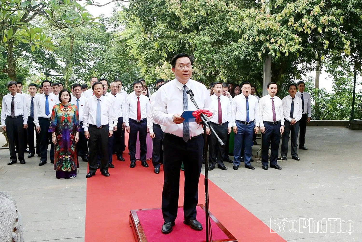 Delegation of the Provincial Party Committee offers incense in tribute to the Hung Kings