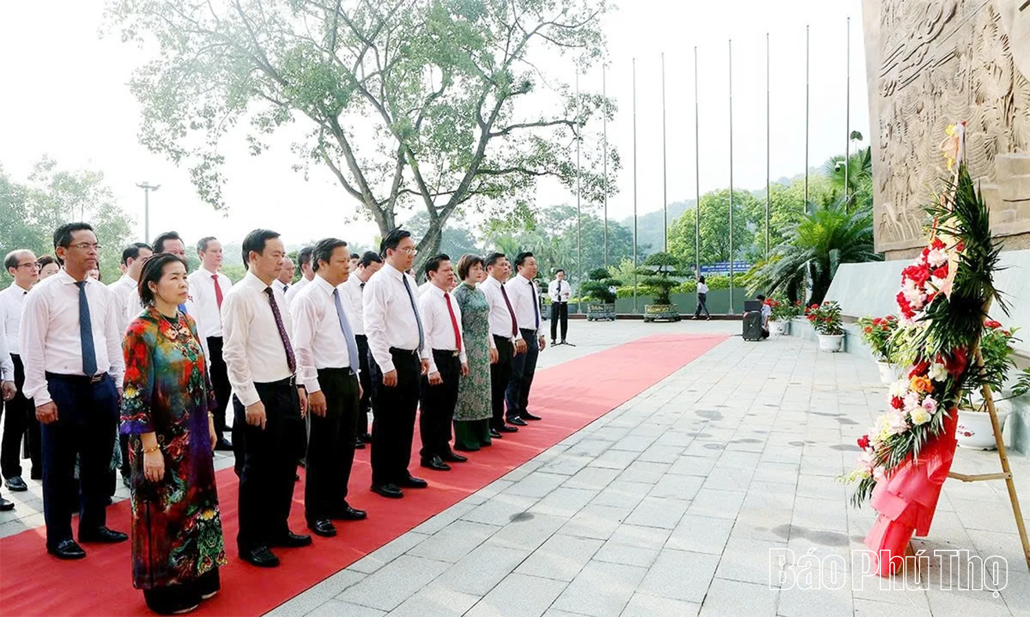 Delegation of the Provincial Party Committee offers incense in tribute to the Hung Kings