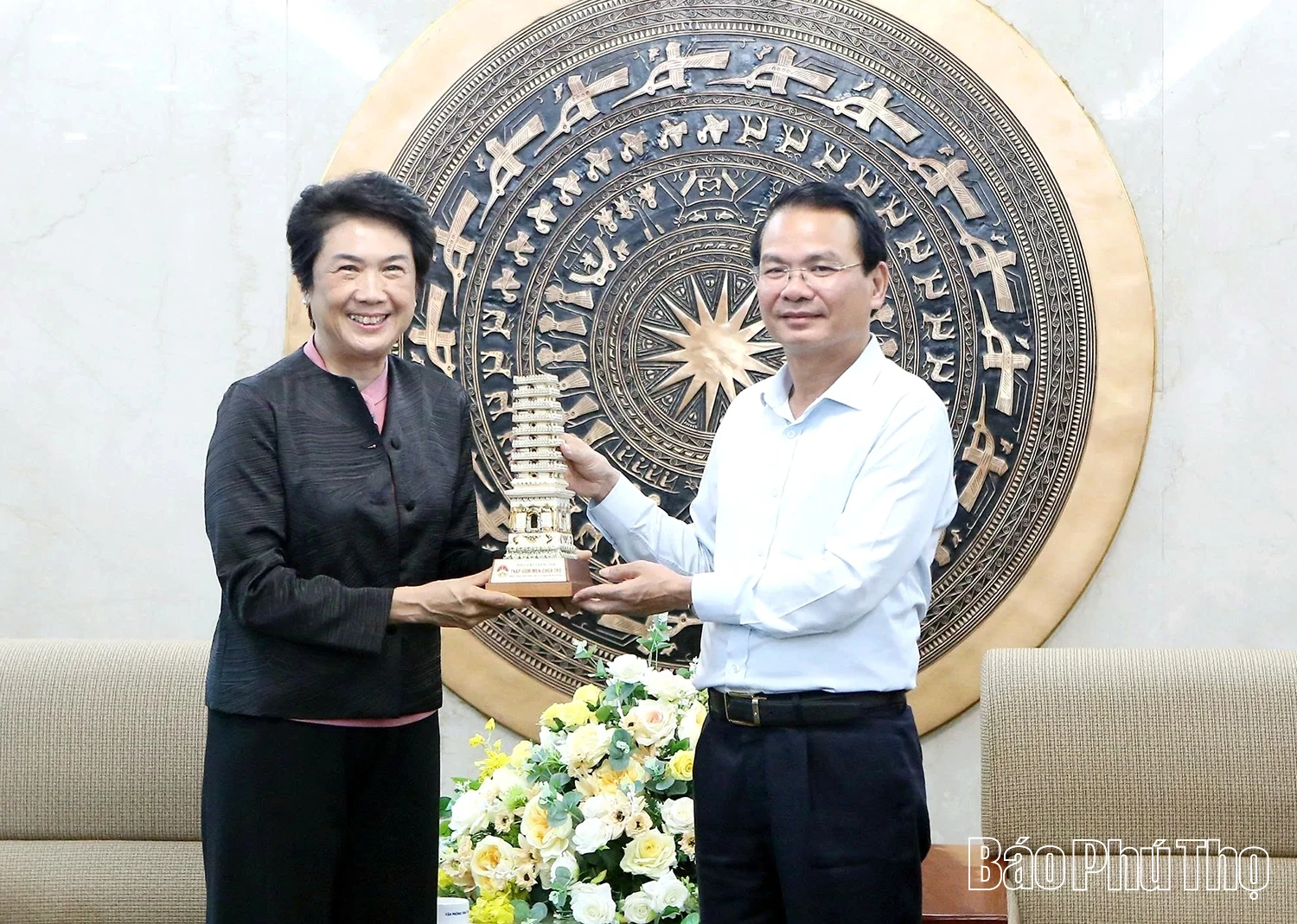 Secretary of the Provincial Party Committee Dang Xuan Phong Receives CEO of Amata (Thailand)